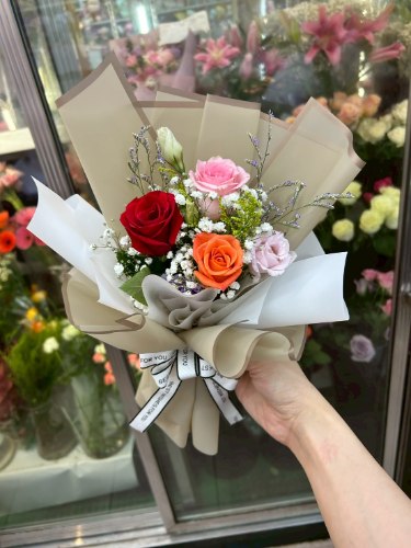 手拿小花束(色系可以客製)